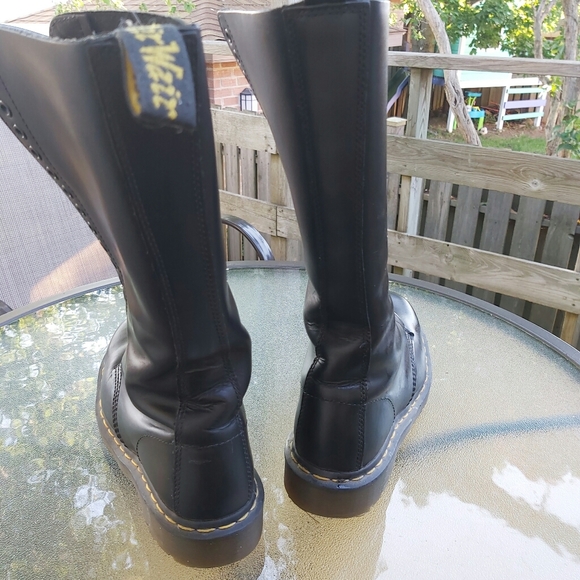 Near new pair of black 20 Hole Dr. Martens Size 9 - Picture 5 of 6